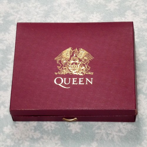 Queen box tricks - box, complete